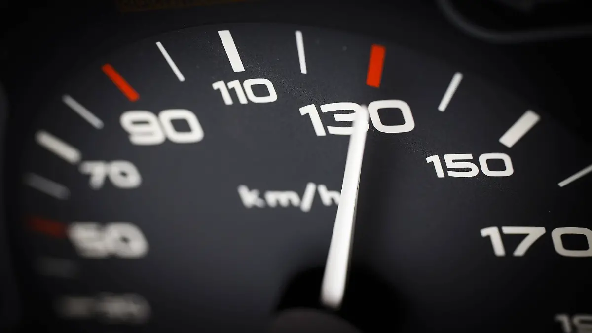 Eine Bielefelderin fährt im September 2023 zu schnell und wird auf der Autobahn erwischt. Und das war nicht das letzte Mal. (Symbolbild)