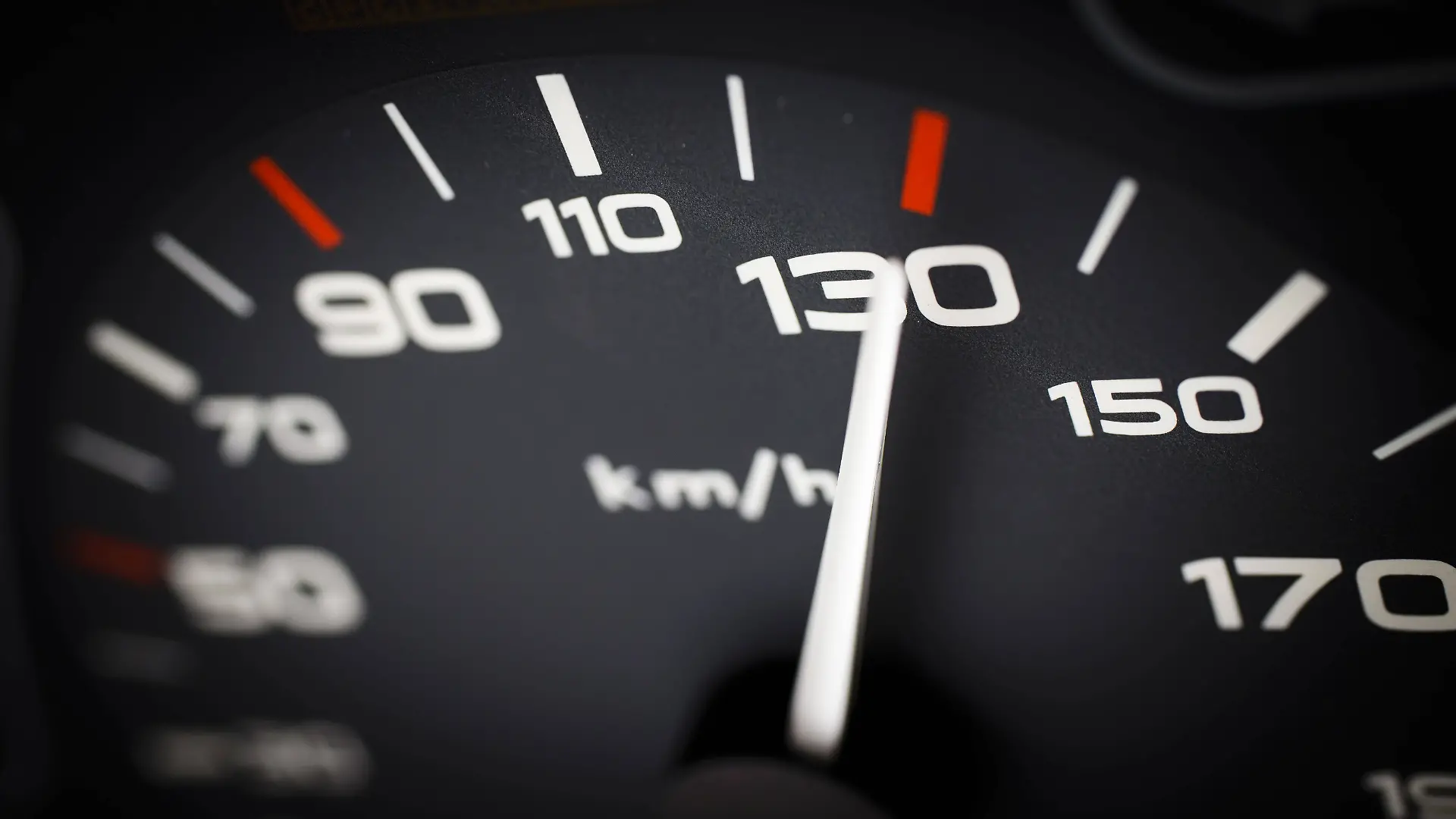 Eine Bielefelderin fährt im September 2023 zu schnell und wird auf der Autobahn erwischt. Und das war nicht das letzte Mal. (Symbolbild)