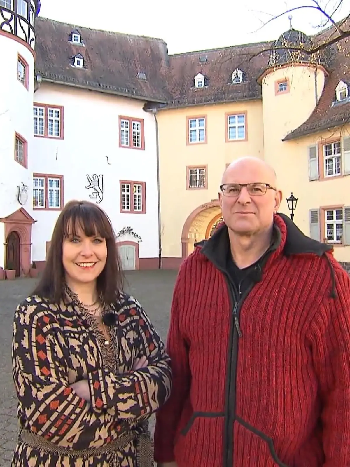 Schlossherrin und Schlossherr zu sein - diesen Kindheitstraum haben sich zwei Hessen erfüllt. Nicole und Axel Friedersdorf leben im Schloss Nidda – mit eigenem Standesamt und einem Gefängnis! Was dort so alles passiert – im Video begeben wir uns auf die Spuren des Mittelalters!