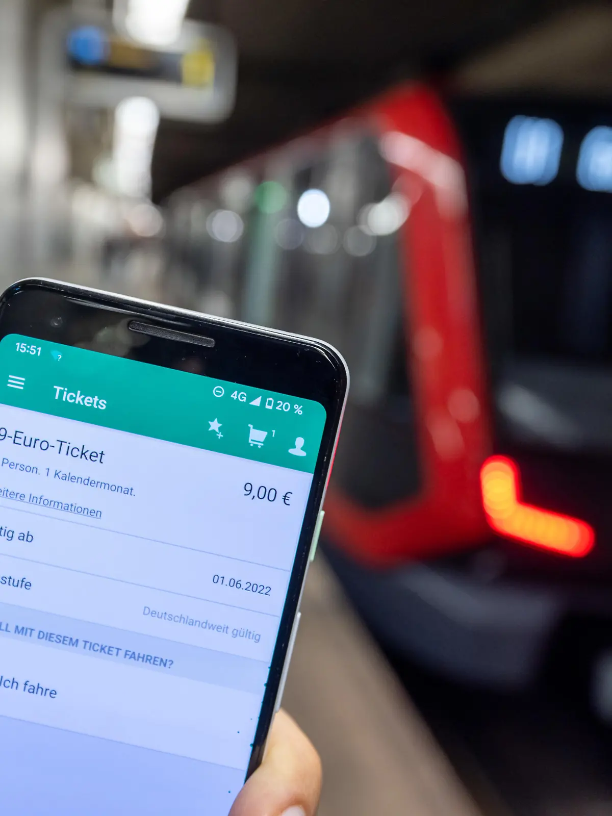 04.05.2022, Bayern, Nürnberg: Ein Mitarbeiter der VAG (Verkehrs-Aktiengesellschaft Nürnberg) präsentiert eine aktuelle Testanwendung der App des VGN (Verkehrsverbunds Großraum Nürnberg) zum Kauf des 9-Euro-Tickets. Von Juni bis Ende August sollen Fahrgäste im Nah- und Regionalverkehr deutschlandweit für 9 Euro pro Monat fahren können. Über die Finanzierung gibt es allerdings Streit zwischen Bund und Ländern, die dem Vorhaben im Bundesrat noch zustimmen müssen. Der Bund hat für das Ticket rund 2,5 Milliarden Euro eingeplant. (zu dpa: "Umfrage: Viele wollen mit dem 9-Euro-Ticket verreisen") Foto: Daniel Karmann/dpa +++ dpa-Bildfunk +++