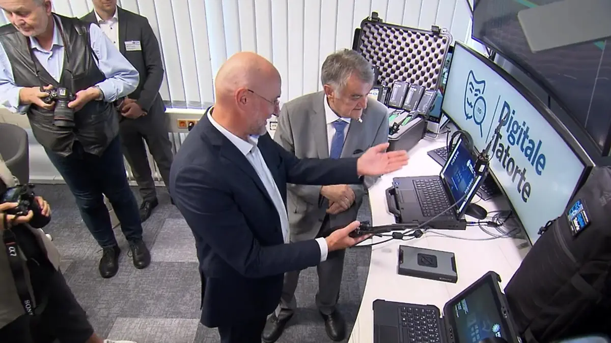 Minister In M nster Reul Besucht Cybercrime Inspektion minister-in-m-nster-reul-besucht-cybercrime-inspektion
