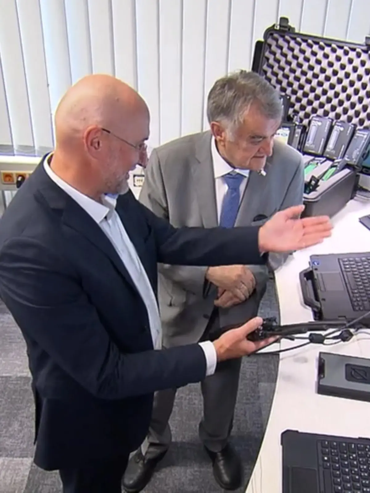 Bild zu: "Reul besucht Cybercrime-Inspektion"