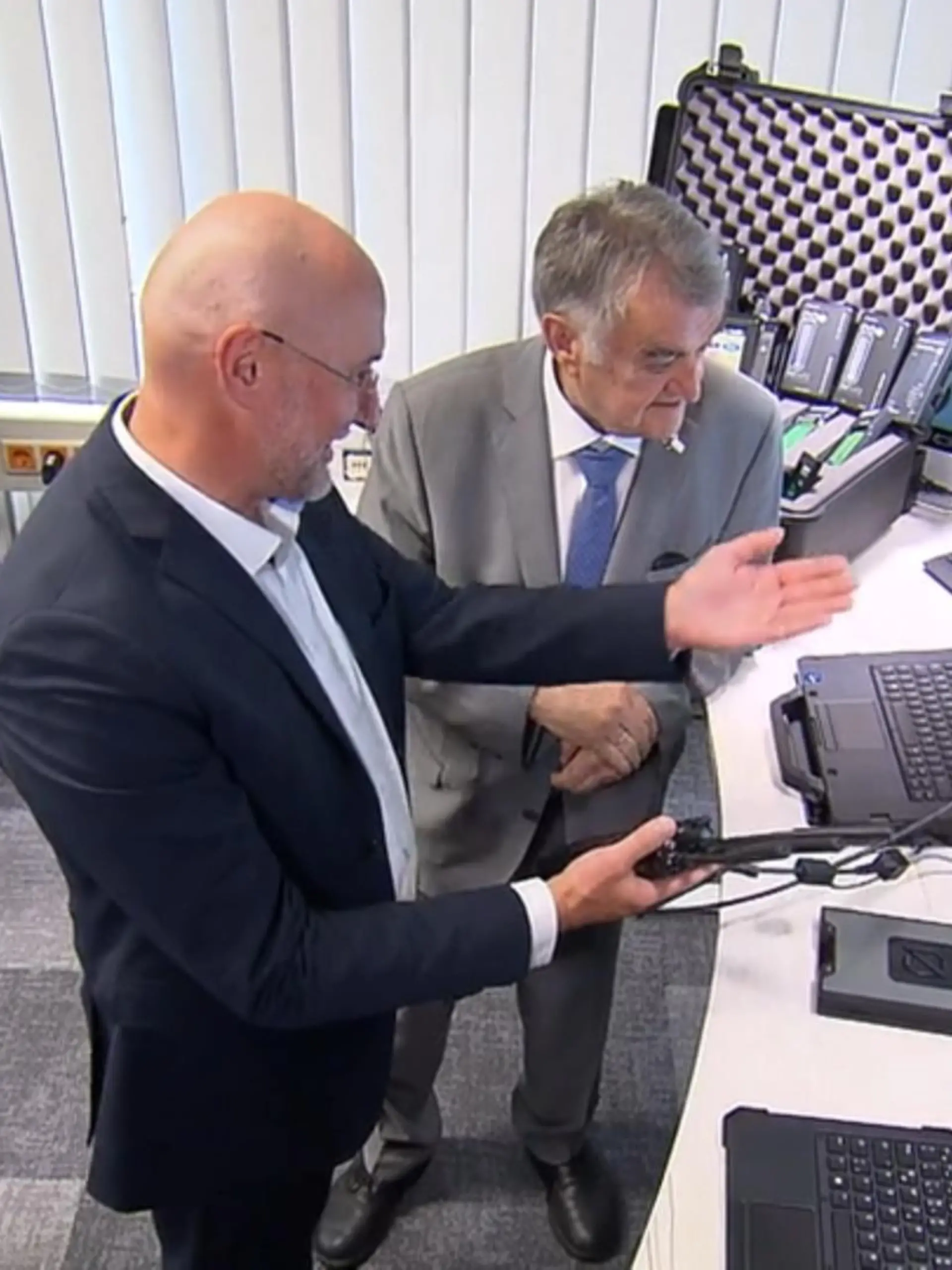Bild zu: "Reul besucht Cybercrime-Inspektion"