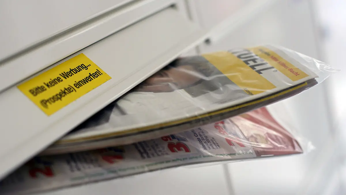 ARCHIV - 05.11.2007, Nordrhein-Westfalen, Köln: Eine Gratis-Werbezeitung «Einkauf Aktuell» der Post steckt in einem Briefkasten. Wegen des in Plastik eingeschweißten Werbemagazins «Einkauf aktuell» der Post bereitet eine Bürgerinitiative nun Klagen gegen den Konzern vor. Die Initiative Letzte Werbung kritisiert, dass Haushalte die wöchentliche Wurfsendung auch dann bekommen, wenn sie dem Erhalt schriftlich widersprochen haben. Foto: Oliver Berg/dpa +++ dpa-Bildfunk +++