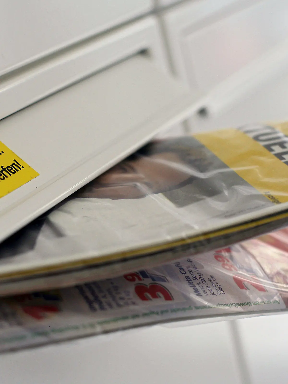 ARCHIV - 05.11.2007, Nordrhein-Westfalen, Köln: Eine Gratis-Werbezeitung «Einkauf Aktuell» der Post steckt in einem Briefkasten. Wegen des in Plastik eingeschweißten Werbemagazins «Einkauf aktuell» der Post bereitet eine Bürgerinitiative nun Klagen gegen den Konzern vor. Die Initiative Letzte Werbung kritisiert, dass Haushalte die wöchentliche Wurfsendung auch dann bekommen, wenn sie dem Erhalt schriftlich widersprochen haben. Foto: Oliver Berg/dpa +++ dpa-Bildfunk +++