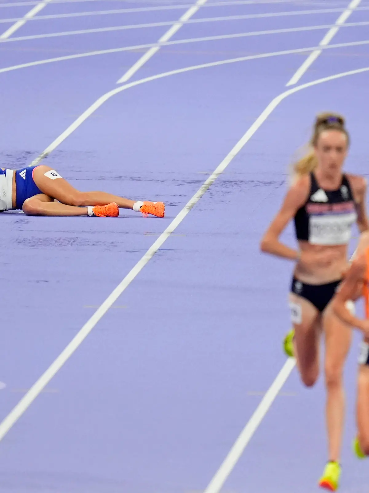 Alessia Zarbo kippt während des Rennens einfach um.