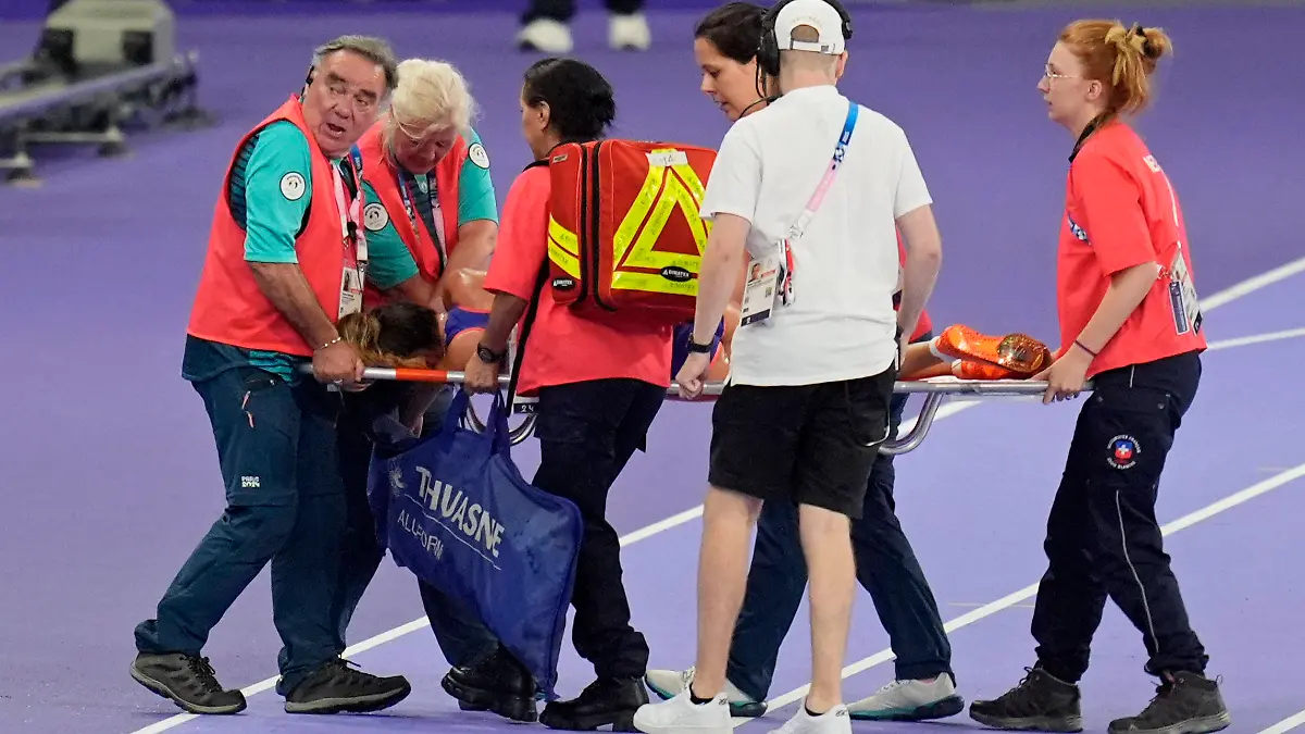 Sanitäter bringen Alessia Zarbo mit einer Trage aus dem Stadion.