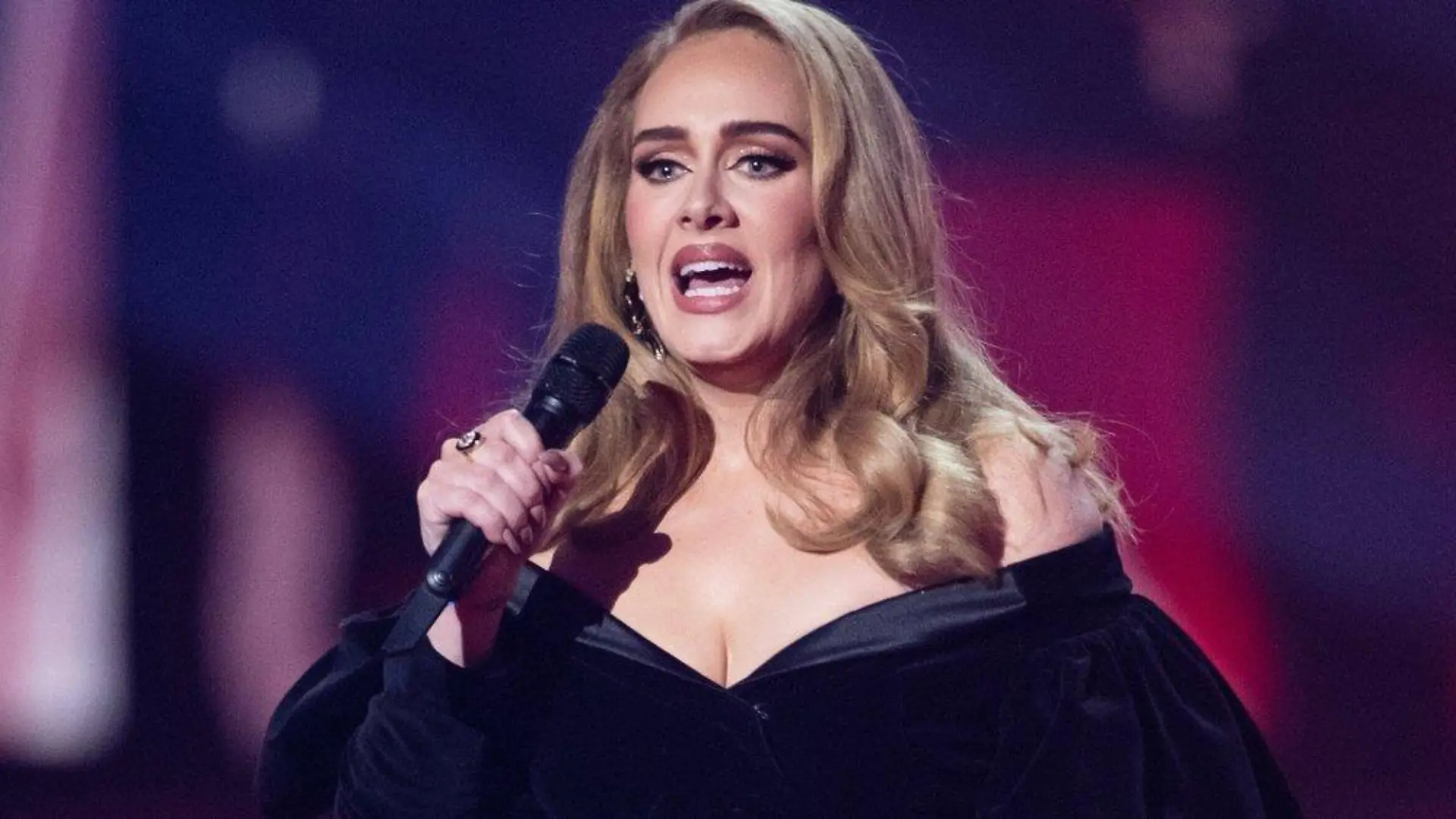 Adele verlobt! Sängerin verrät bei Konzert in München Hochzeitspläne