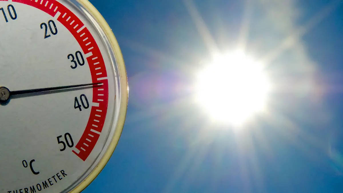 ARCHIV - ILLUSTRATION - Ein Thermometer zeigt am Strand des Helenesees unweit von Frankfurt (Oder) in Brandenburg am 03.07.2010 fast 36 Grad Celsius an. Die Wahrscheinlichkeit von Hitzewellen in Europa ist innerhalb des vergangenen Jahrzehnts erheblich größer geworden. Nach einem Bericht der Bundesregierung ist etwa die Zahl der Tage mit Temperaturen über 30 Grad seit 1951 von drei auf acht pro Jahr gestiegen. Foto: Patrick Pleul/dpa (zu dpa-KORR «... Klimawandel in Deutschland angekommen» vom 24.05.2015) +++(c) dpa - Bildfunk+++