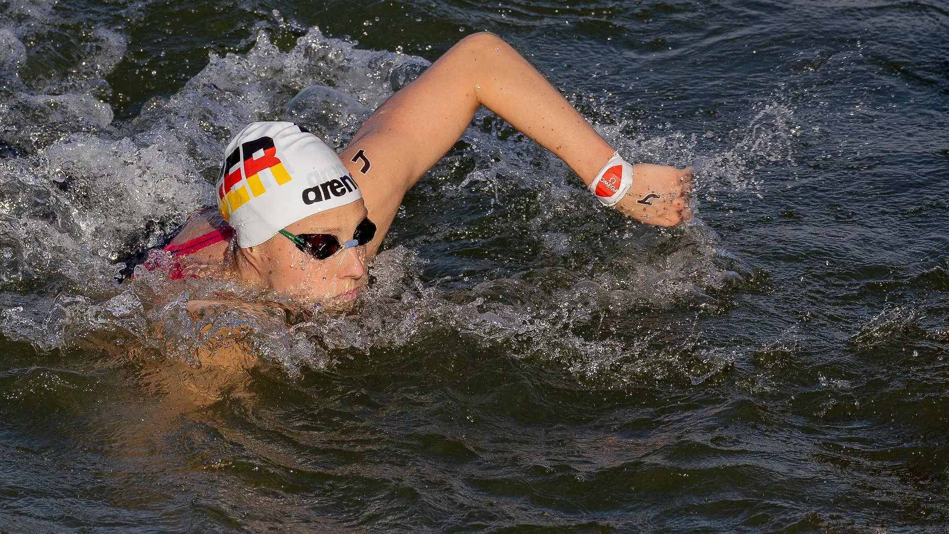 Leonie Beck klagt nach ihrem Rennen in der Seine über Überlkeit.
