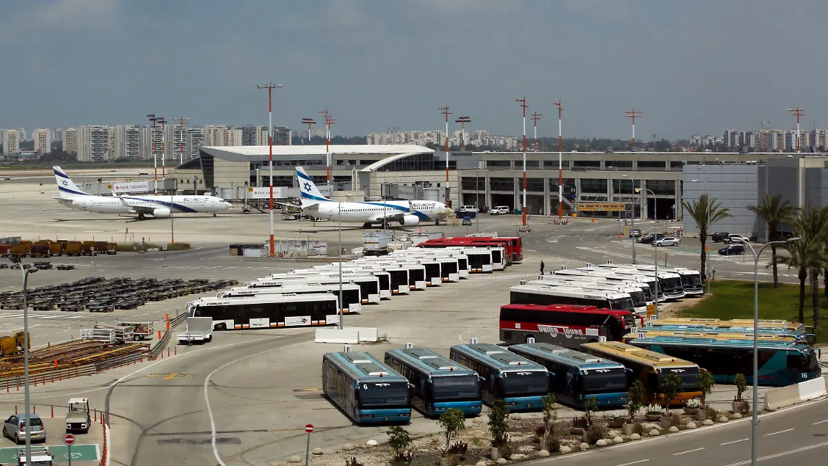 ARCHIV - 12.04.2020, Israel, Tel Aviv: Flugzeuge und Busse stehen auf dem Feld am Airport Ben Gurion. Weil Passagiere Fotos von Flugzeugabstürzen auf ihre Handys erhalten haben sollen, ist der Abflug eines Flugzeuges in Tel Aviv auf seinem Weg zur Startposition gestoppt worden. (zu dpa "Passagiere erhalten Fotos von Flugzeugabstürzen - Abflug gestoppt") Foto: Gil Cohen Magen/XinHua/dpa +++ dpa-Bildfunk +++