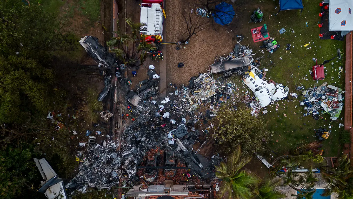 Trümmer liegen an der Absturzstelle eines Flugzeugs im brasilianischen Bundesstaat Sao Paulo (Luftaufnahme mit einer Drohne). Die brasilianischen Behörden versuchen herauszufinden, was genau die Ursache für den Flugzeugabsturz am Vortag war, bei dem alle 61 Menschen an Bord ums Leben kamen.