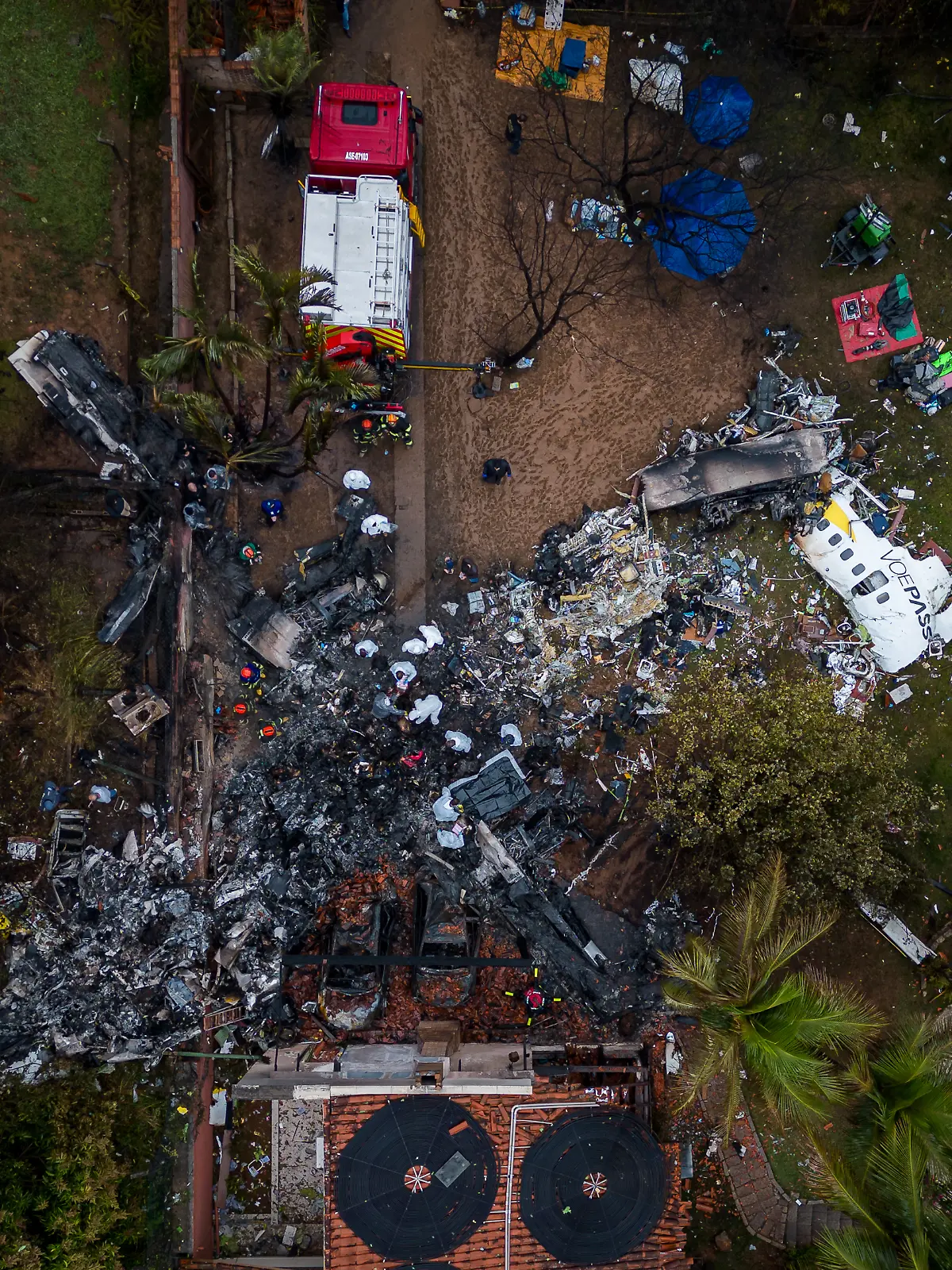 Trümmer liegen an der Absturzstelle eines Flugzeugs im brasilianischen Bundesstaat Sao Paulo (Luftaufnahme mit einer Drohne). Die brasilianischen Behörden versuchen herauszufinden, was genau die Ursache für den Flugzeugabsturz am Vortag war, bei dem alle 61 Menschen an Bord ums Leben kamen.