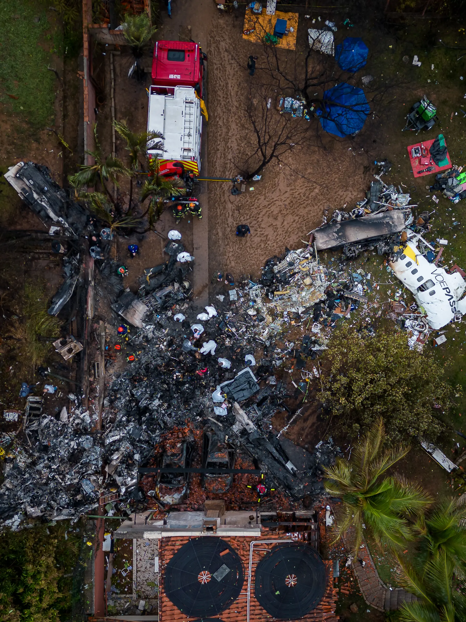 Trümmer liegen an der Absturzstelle eines Flugzeugs im brasilianischen Bundesstaat Sao Paulo (Luftaufnahme mit einer Drohne). Die brasilianischen Behörden versuchen herauszufinden, was genau die Ursache für den Flugzeugabsturz am Vortag war, bei dem alle 61 Menschen an Bord ums Leben kamen.