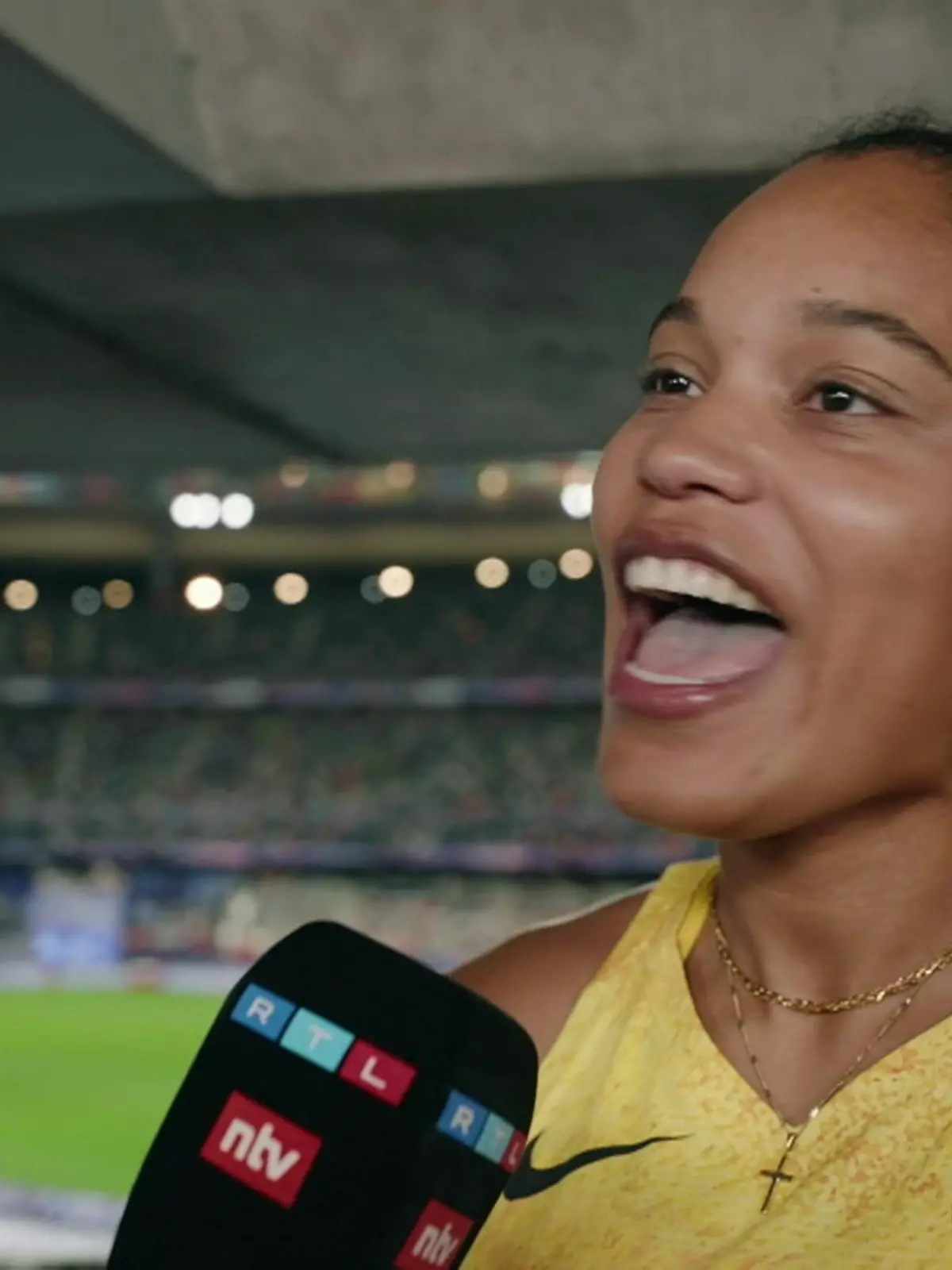 Bild zu: "Olympiasiegerin singt im RTL-Interview"