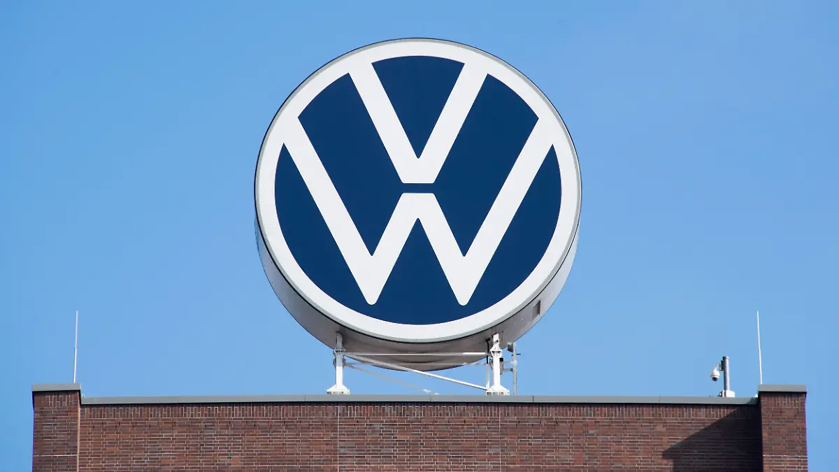 ARCHIV - 11.08.2021, Niedersachsen, Wolfsburg: Das Markenhochhaus von Volkswagen auf dem Gelände vom VW Werk Wolfsburg. (zu dpa «Greenpeace klagt gegen Volkswagen - 2030 als Ende der Verbrenner») Foto: Julian Stratenschulte/dpa +++ dpa-Bildfunk +++