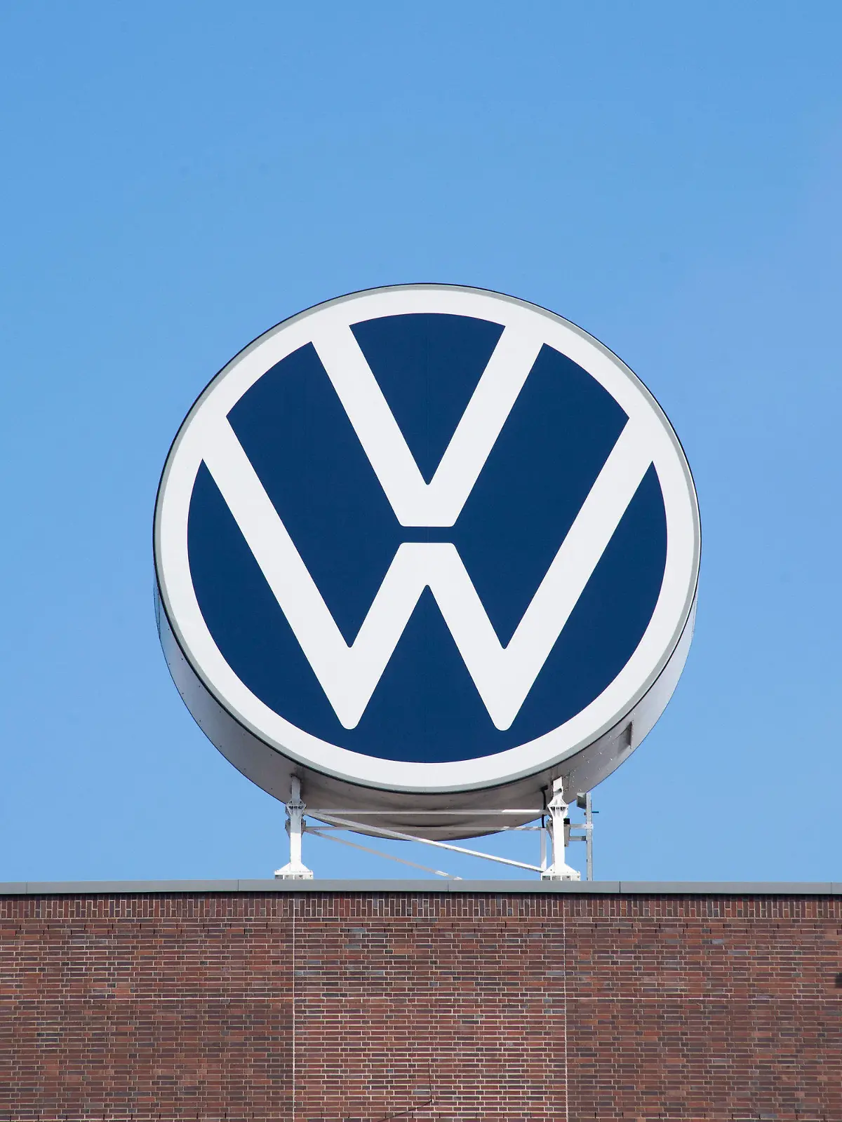 ARCHIV - 11.08.2021, Niedersachsen, Wolfsburg: Das Markenhochhaus von Volkswagen auf dem Gelände vom VW Werk Wolfsburg. (zu dpa «Greenpeace klagt gegen Volkswagen - 2030 als Ende der Verbrenner») Foto: Julian Stratenschulte/dpa +++ dpa-Bildfunk +++