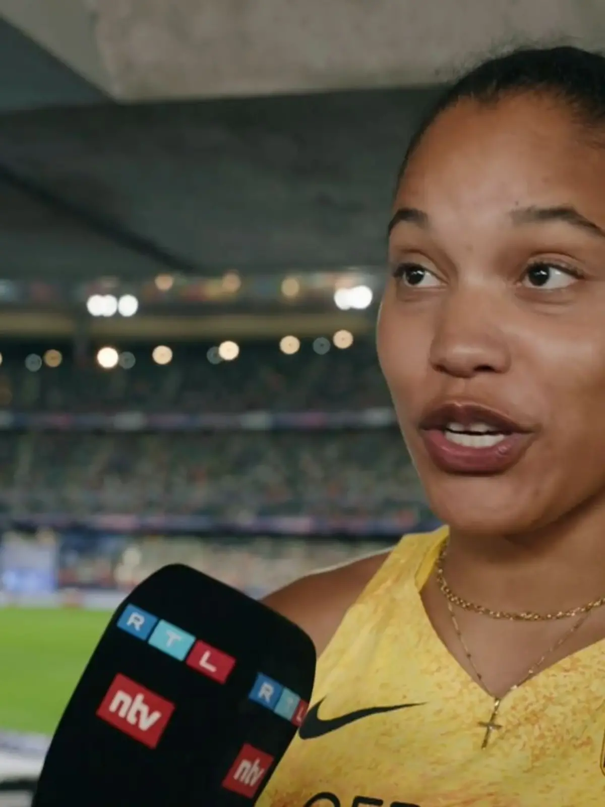 Kugelstoßerin Yemisi Ogunleye im RTL-Interview.
