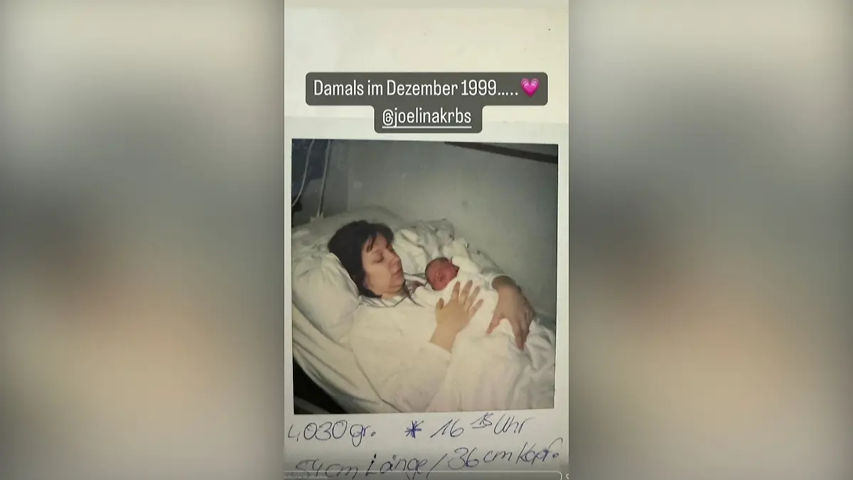 Daniela Büchner und Baby Joelina im Krankenhaus. 