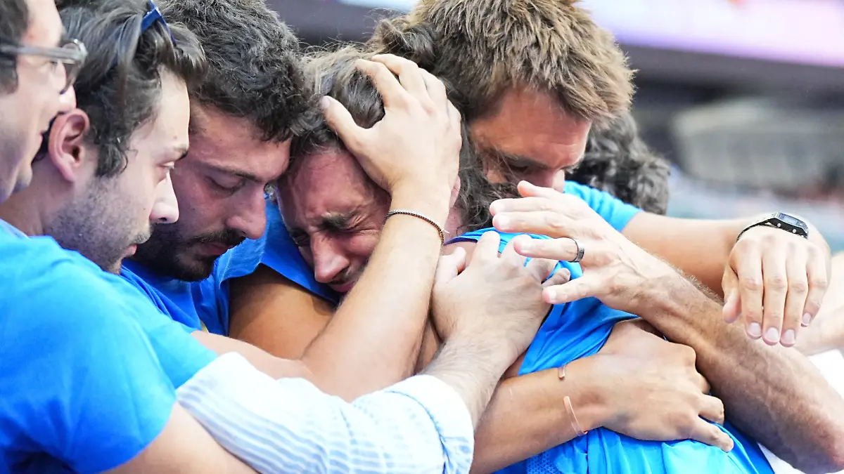 Gianmarco Tamberi (M) wird nach seinem Olympia-Aus von seinem Team und Freunden getröstet.