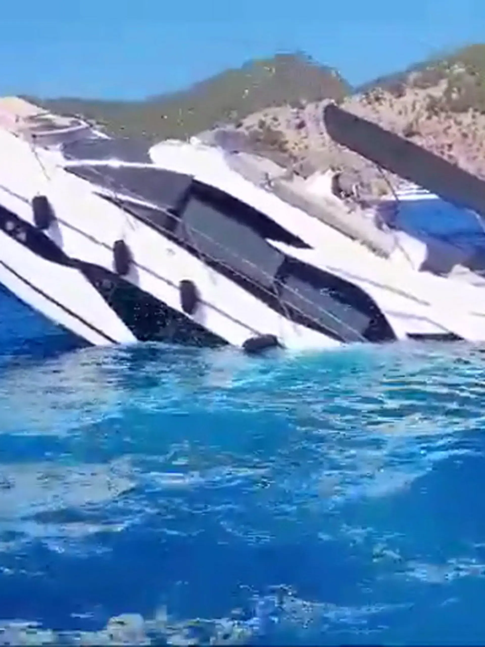 Fünf Menschen wurden von Bord dieser Yacht gerettet 