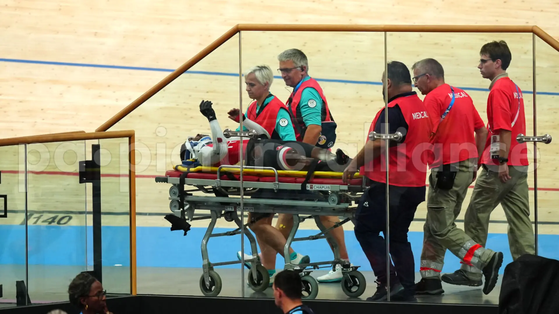 Mit einer Trage und Halskrause wird Kwesi Browne aus dem Olympia-Velodrome abtransportiert. 