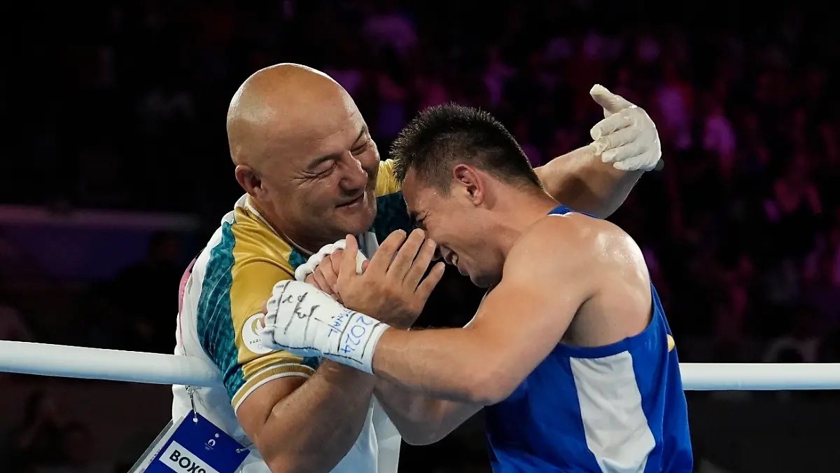Der usbekische Boxer Hasanboy Dusmatov (r) feiert mit seinem Trainer, nachdem er den französischen Boxer Bennama im Finale der Olympischen Sommerspiele 2024 in der Gewichtsklasse bis 51 kg besiegt hat.