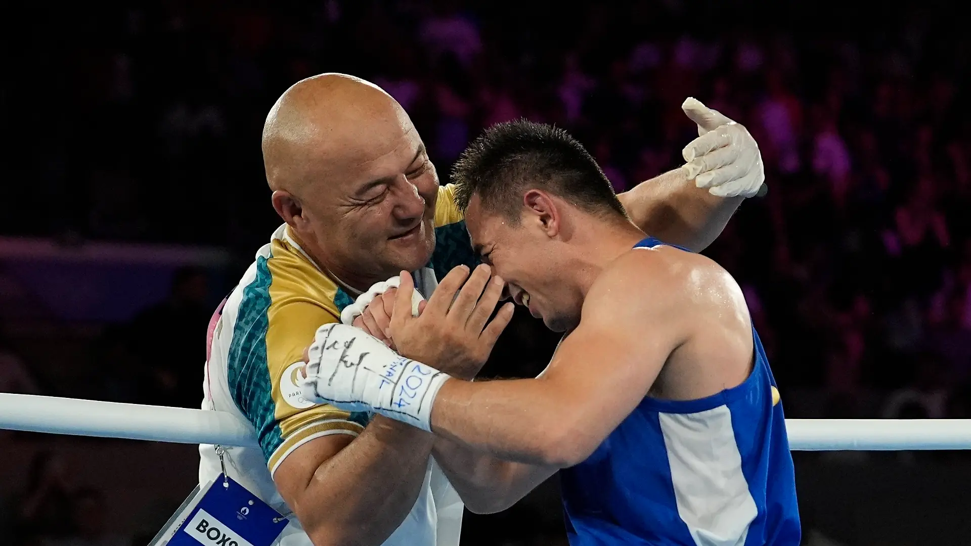 Der usbekische Boxer Hasanboy Dusmatov (r) feiert mit seinem Trainer, nachdem er den französischen Boxer Bennama im Finale der Olympischen Sommerspiele 2024 in der Gewichtsklasse bis 51 kg besiegt hat.