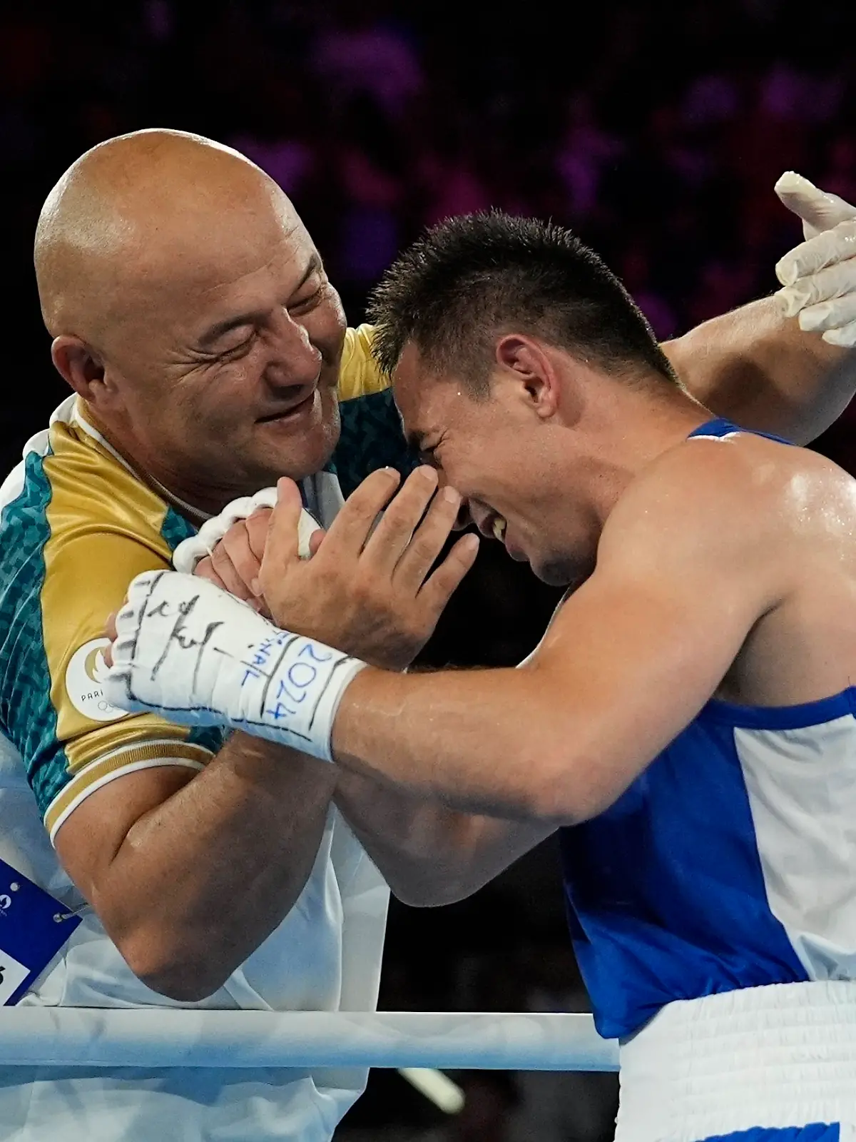 Der usbekische Boxer Hasanboy Dusmatov (r) feiert mit seinem Trainer, nachdem er den französischen Boxer Bennama im Finale der Olympischen Sommerspiele 2024 in der Gewichtsklasse bis 51 kg besiegt hat.