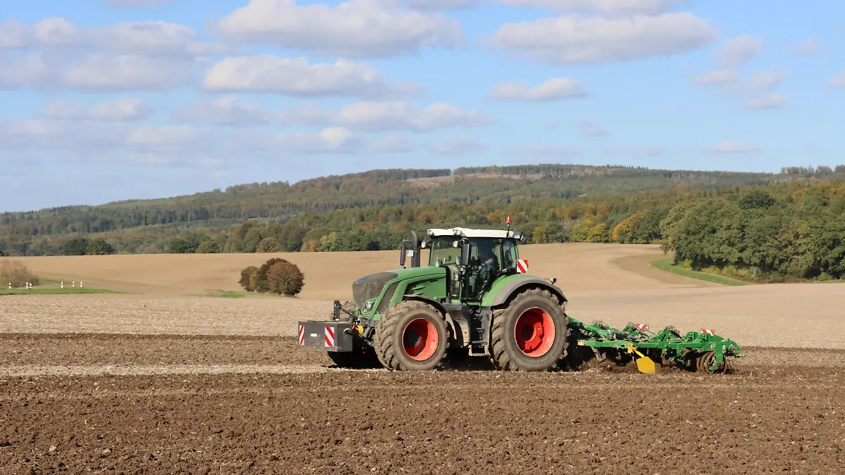 Sohn (16) stolpert - Vater überrollt ihn mit Traktor