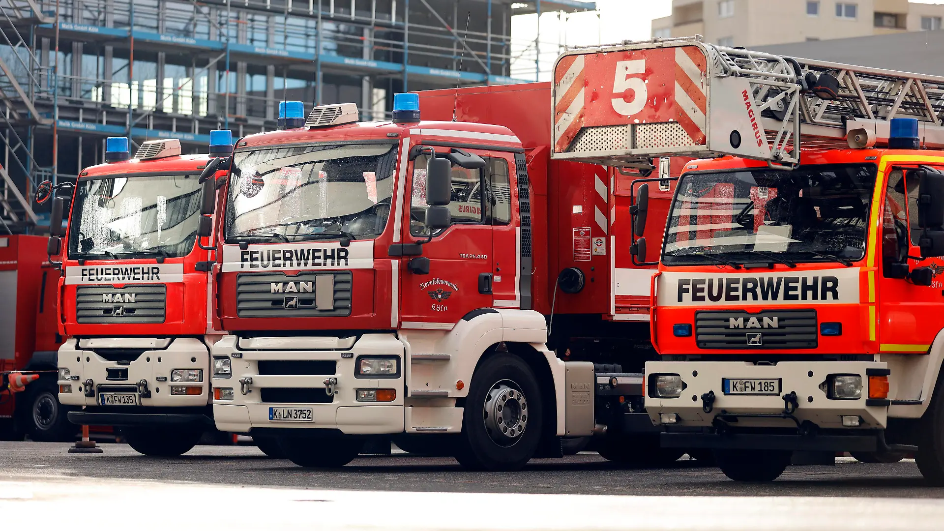 Feuerwehrfahrzeuge bei der Vorstellung der Planungen für ein Impfzentrum durch die Stadt Köln in der Feuerwache in Weidenpesch. Themenbild, Symbolbild Köln, 04.12.2020 *** Fire engines during the presentation of the plans for a vaccination centre by the city of Cologne in the fire station in Weidenpesch Theme picture, symbol picture Cologne, 04 12 2020 Foto:xC.xHardtx/xFuturexImage