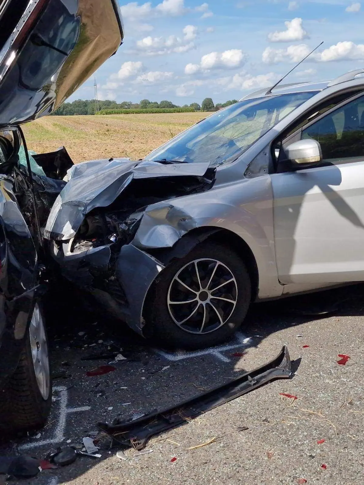 Bild zu: "Erst rasen sie gegen einen Wohnwagen, dann in ein anderes Auto "