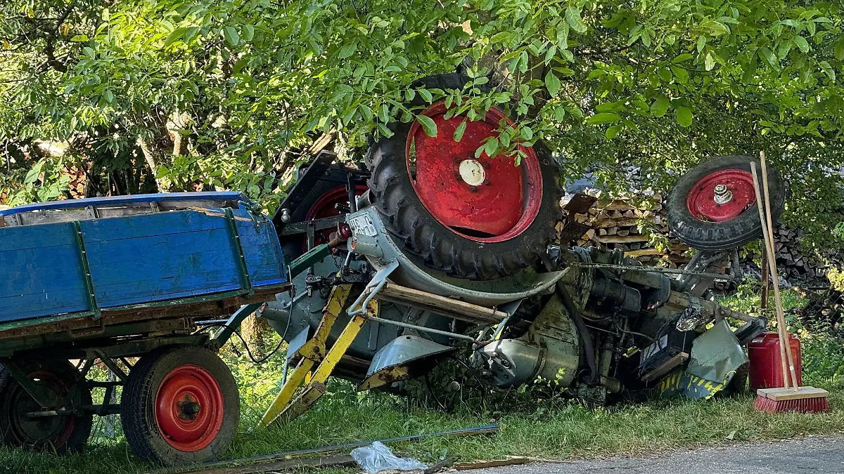 15 Menschen werden bei dem schweren Unfall mit einem Traktor in Mittelfranken verletzt. Der Hergang ist noch unklar.