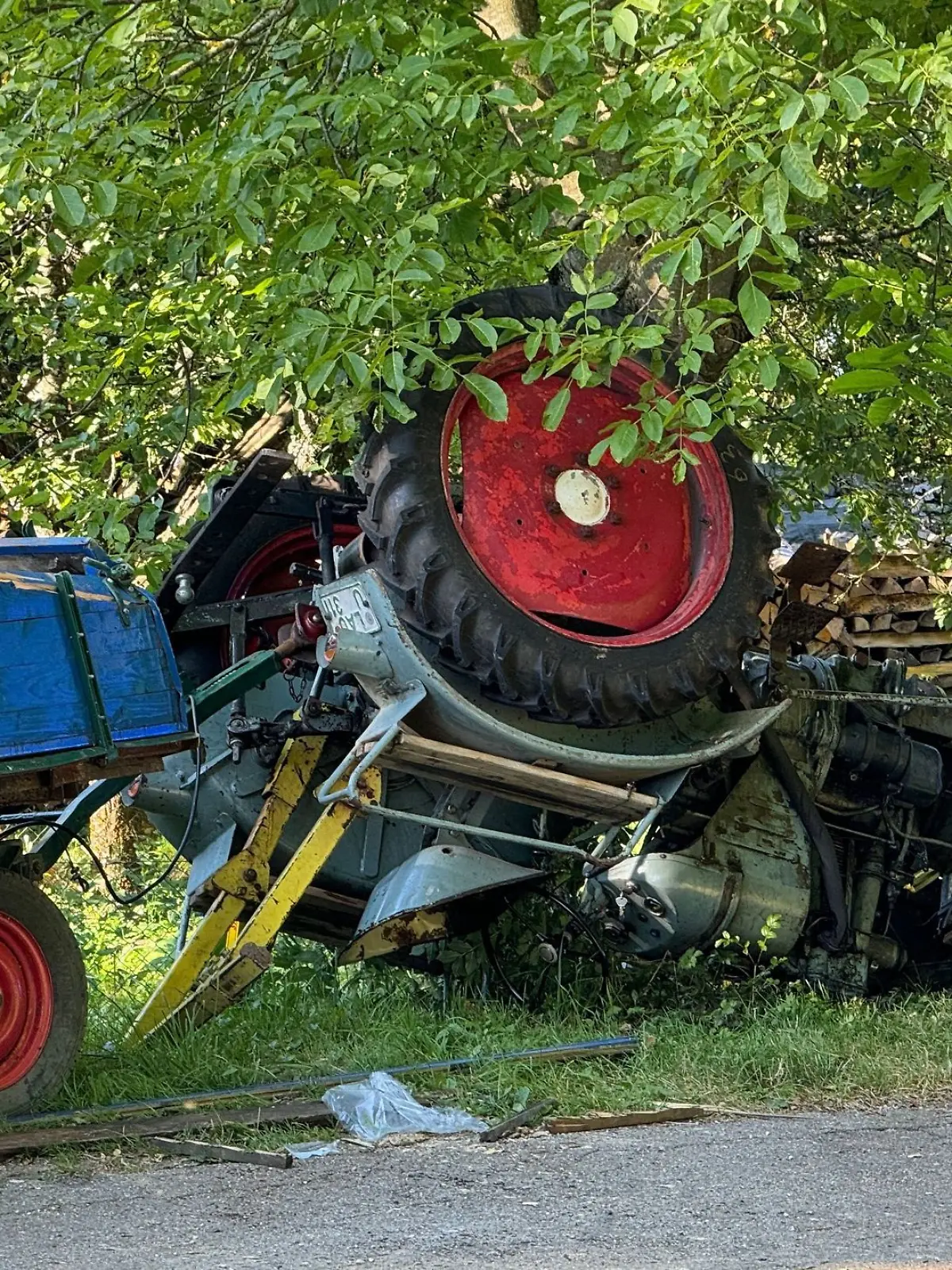 Bild zu: "Traktor und Hänger kippen während Gruppenausflug um"