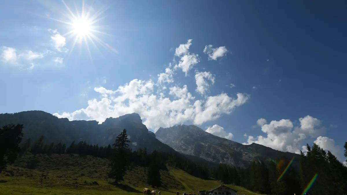 Zusammen mit einem Freund möchte ein junger Mann den Watzmann überschreiten. Die beiden trennen sich, der 23-Jährige kommt nicht lebend aus dem Wanderausflug zurück. (Symbolbild)