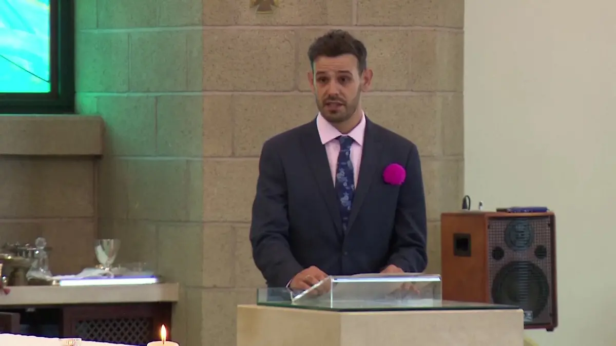 Alices Onkel Richard bei seiner bewegenden Trauerrede 