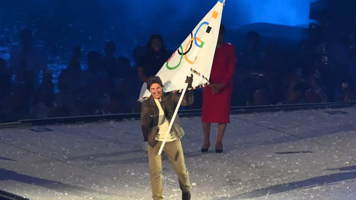 Tom Cruise übernimmt die olympische Flagge.