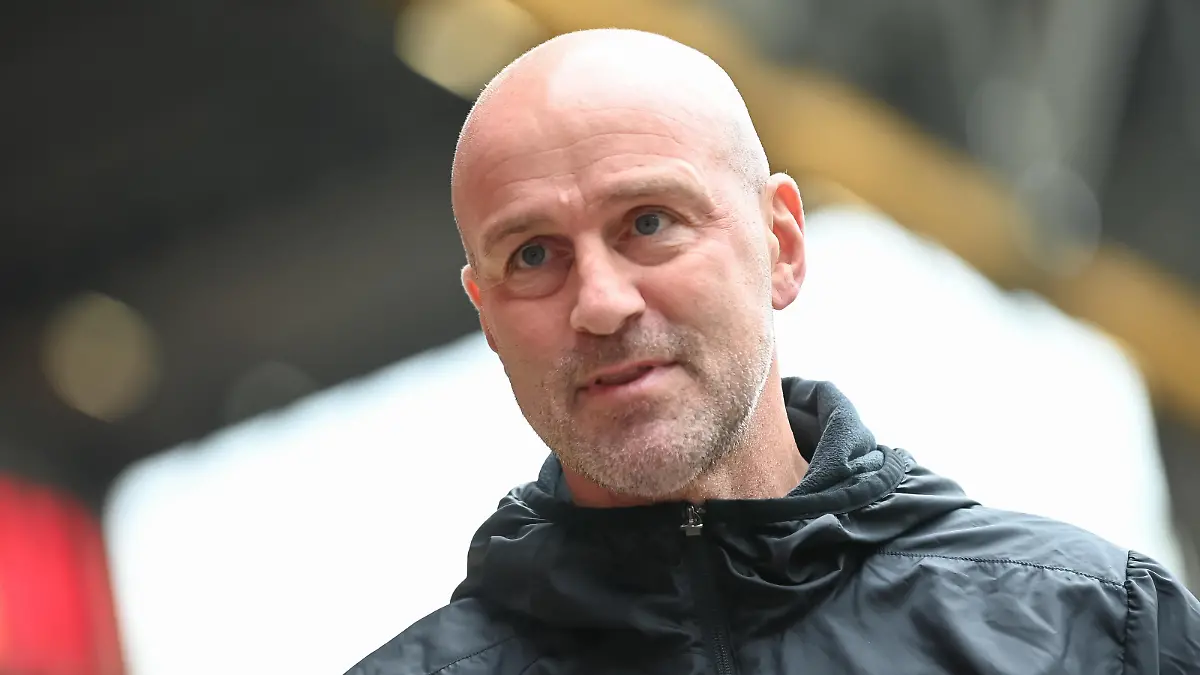 KAISERSLAUTERN, GERMANY - APRIL 30: Marco Antwerpen, Head coach of 1.FC Kaiserslautern looks on prior to the 3. Liga match between 1. FC Kaiserslautern and Borussia Dortmund II at Fritz-Walter-Stadion on April 30, 2022 in Kaiserslautern, Germany. (Photo by Christian Kaspar-Bartke/Getty Images)