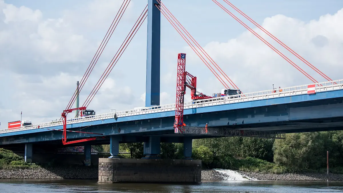 Der CDU-Bundestagsabgeordnete befürchtet wegen Verzögerungen beim Ersatz der Norderelbbrücke ein jahrelanges Verkerhschaos.