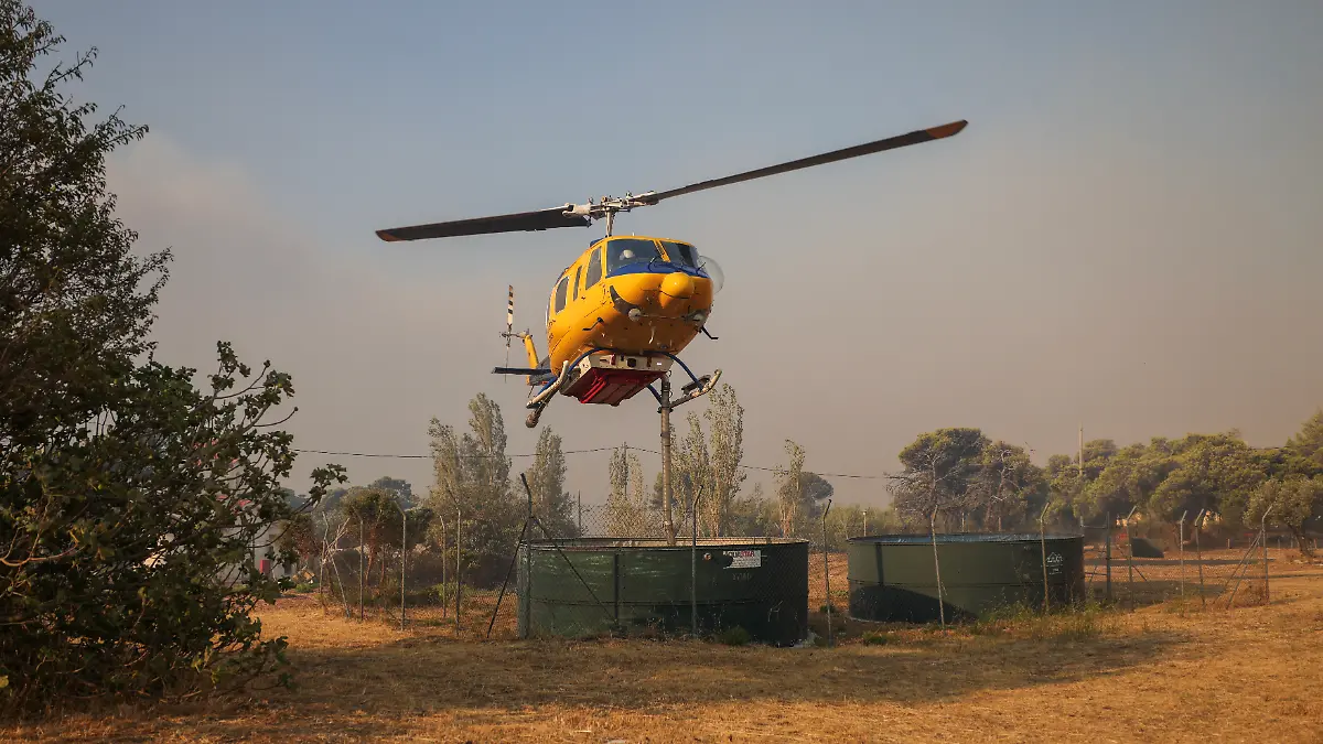 Ein Feuerwehrhubschrauber. 