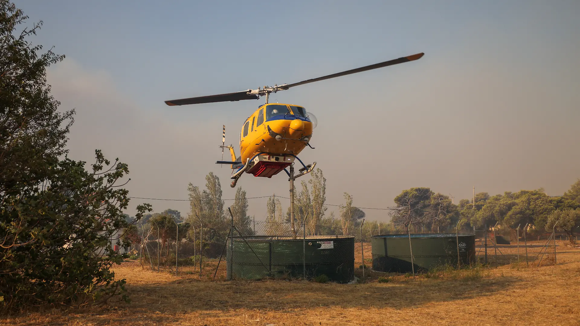 Ein Feuerwehrhubschrauber.
