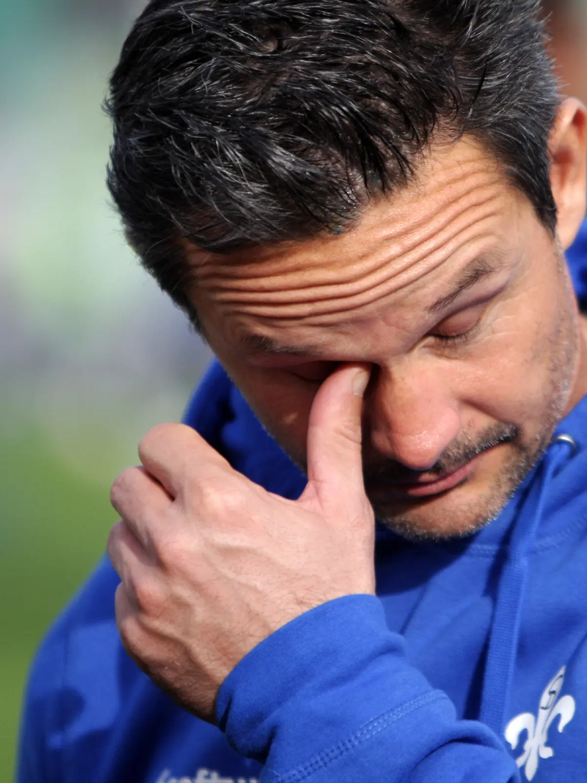 Fußball Bundesliga 10. Spieltag: SV Darmstadt 98 - VfL Wolfsburg am 24.10.2015 im Merck-Stadion am Böllenfalltor in Darmstadt (Hessen). Der Darmstädter Trainer Dirk Schuster im Interview vor dem Anpfiff. Foto: Fredrik von Erichsen/dpa (Wichtiger Hinweis: Aufgrund der Akkreditierungsbestimmungen der DFL ist die Publikation und Weiterverwertung im Internet und in Online-Medien während des Spiels auf insgesamt fünfzehn Bilder pro Spiel begrenzt.) +++(c) dpa - Bildfunk+++