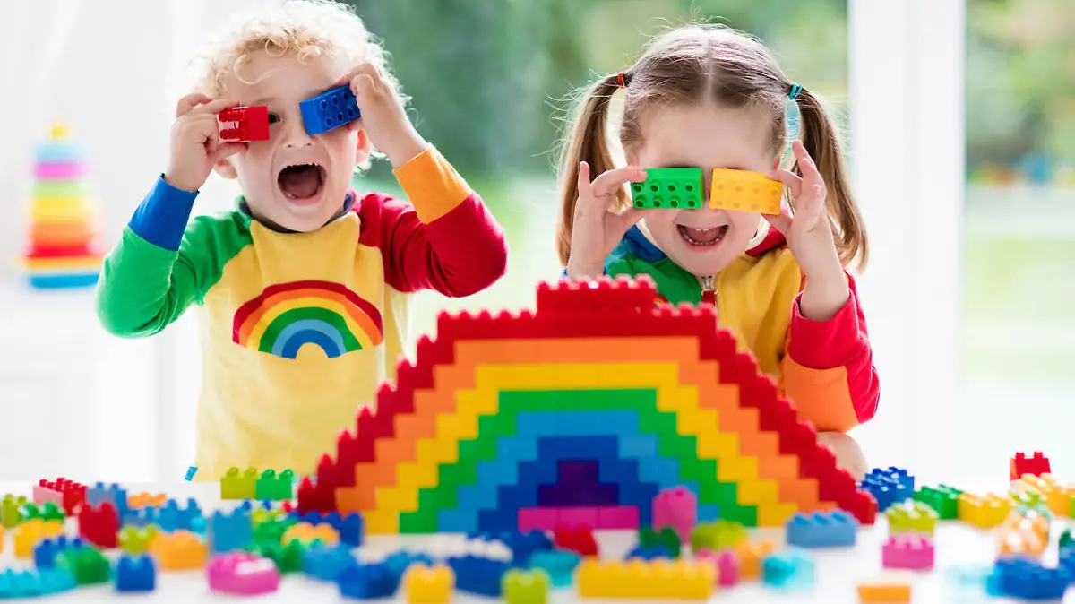 Früher hatten unsere Lego-Steine alle Farben des Regenbogens - außer Hellblau und Rosa. Was ist passiert?