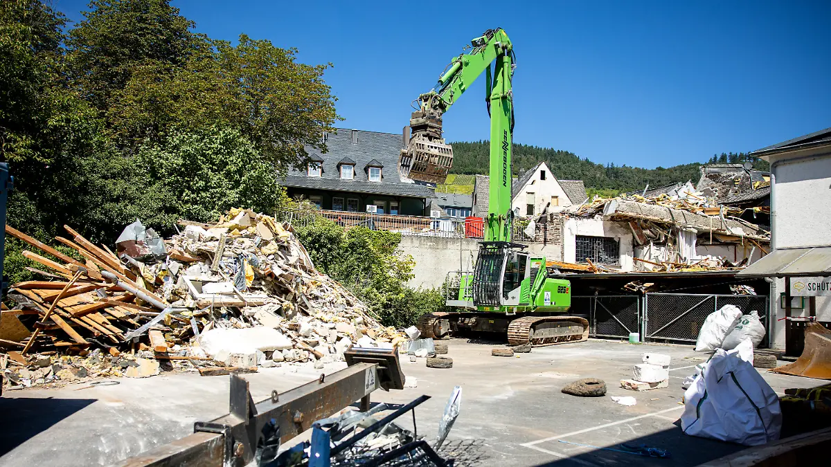 Die Abrissarbeiten rund um das teilweise eingestürzte Hotel laufen auf Hochtouren.