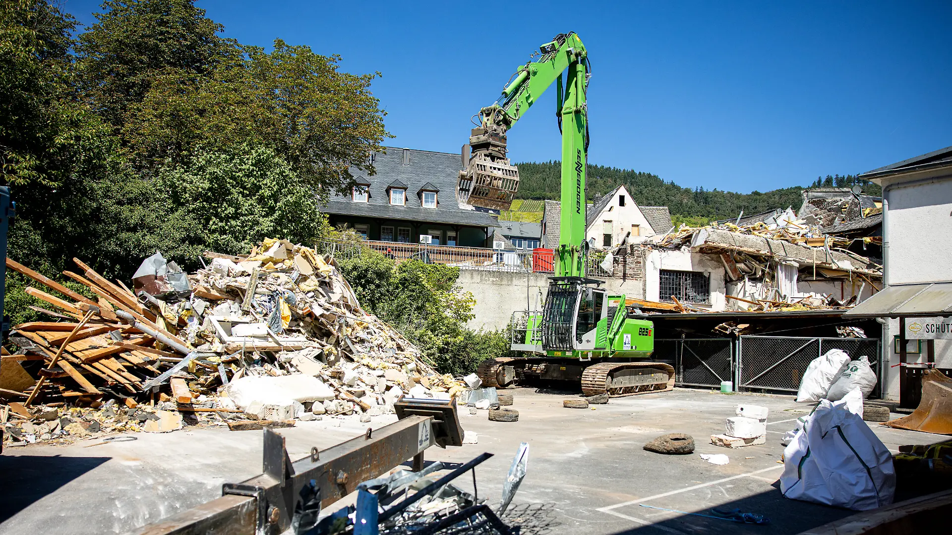 Die Abrissarbeiten rund um das teilweise eingestürzte Hotel laufen auf Hochtouren.