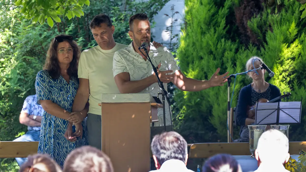 Edis Vater, Meindert Visser (r), bedankt sich beim Gottesdienst bei den Helfern.