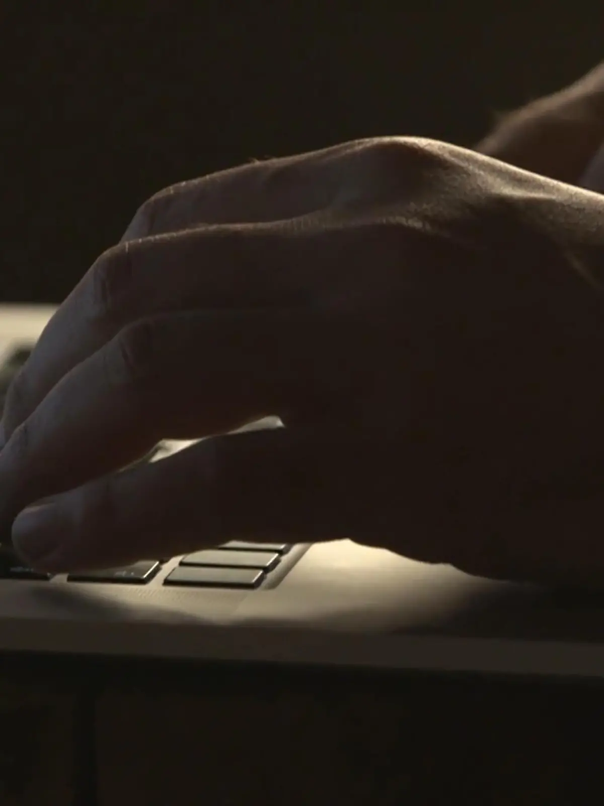 Handy tippen auf Laptop-Tastatur. Offenbar gibt es immer mehr Hacker bei Amazon. Sie kapern die Accounts von gut bewerteten Verkäufern, bieten über deren Accounts vermeintlich hochwertige Ware zu extrem günstigen Preisen an - und verschwinden mit dem Geld der geprellten Kunden.