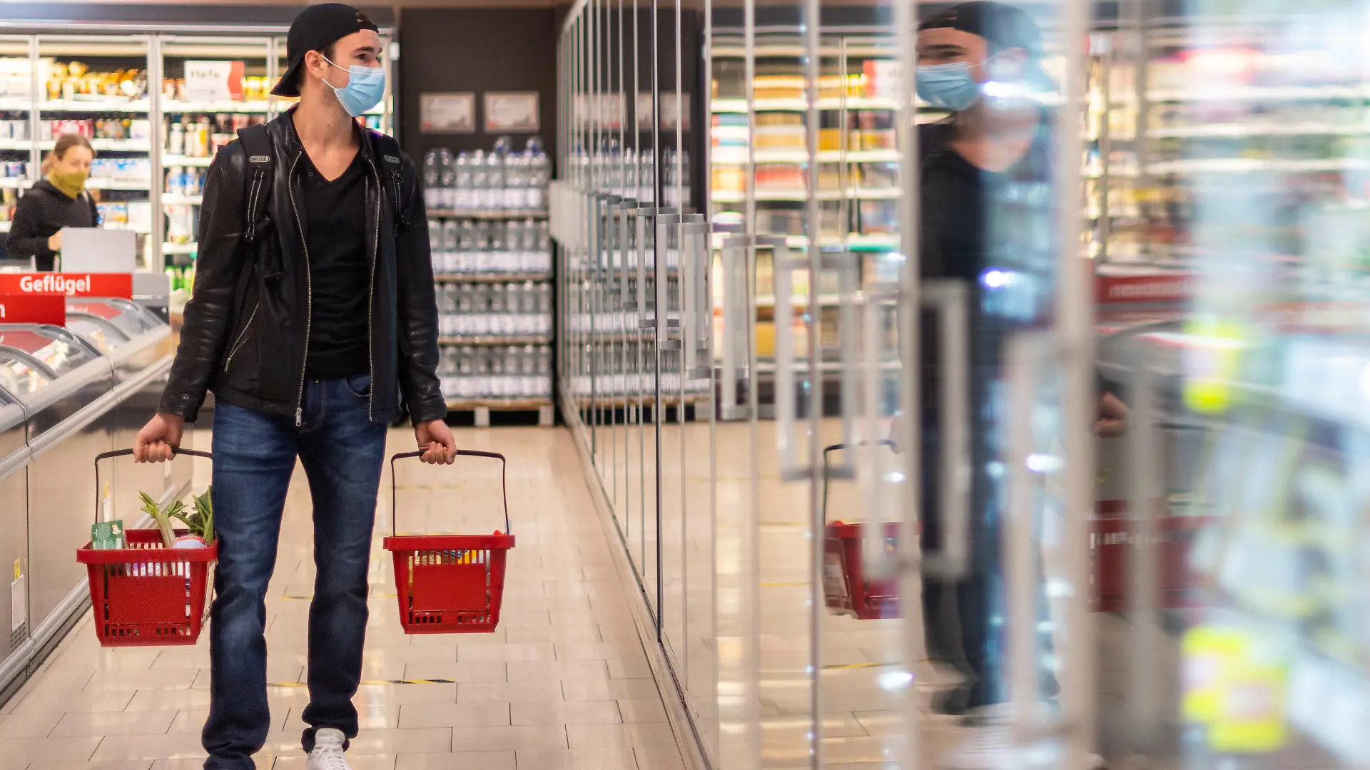 ARCHIV - 20.04.2020, Sachsen, Dresden: Ein Kunde geht in einem Supermarkt einkaufen und trägt dabei eine Maske. Die staatlich verordnete Maskenpflicht beim Einkaufen fällt in weiten Teilen Deutschlands weg, wenn die Geschäfte am Montag öffnen - gewisse Schutzvorkehrungen könnten aber bleiben. (zu dpa «Maskenpflicht beim Einkauf endet - Schutzvorkehrungen möglich») Foto: Robert Michael/dpa-Zentralbild/dpa +++ dpa-Bildfunk +++
