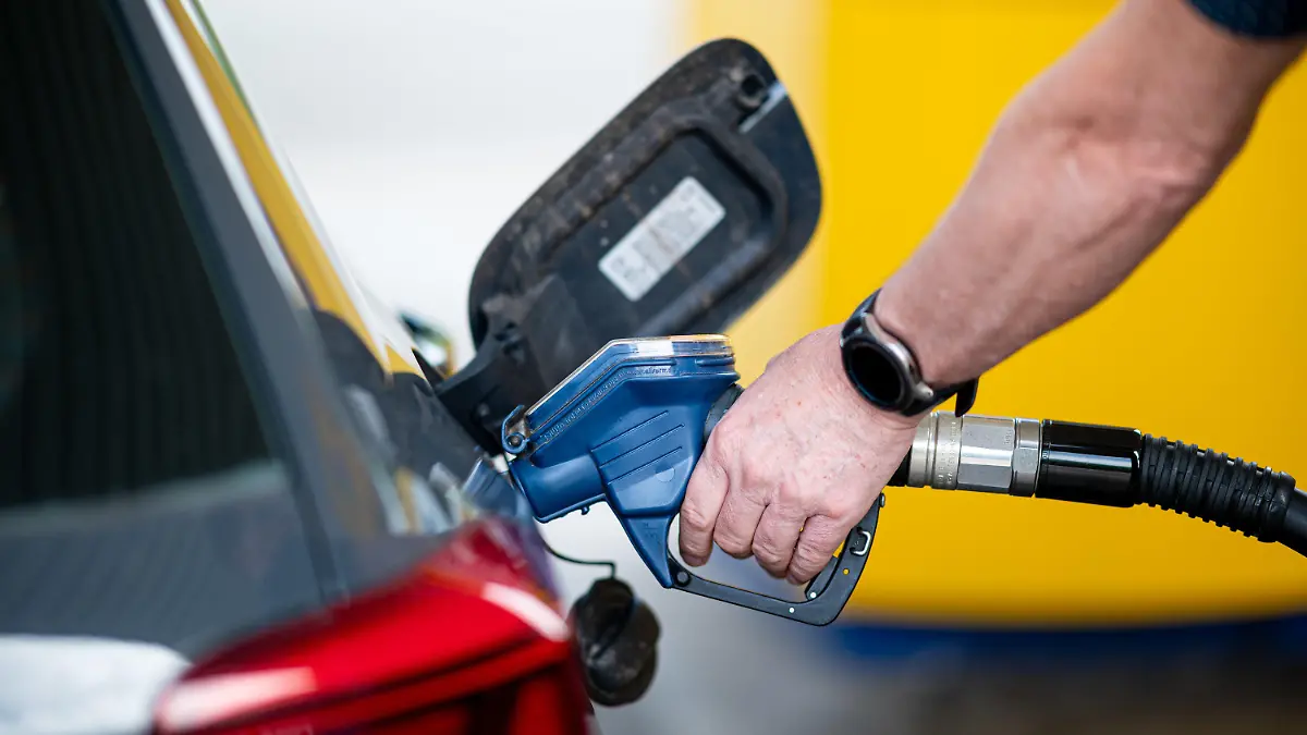 ARCHIV - 14.06.2022, Hamburg: Ein Mann betankt an einer Tankstelle sein Auto. Wer auf dem Weg in die Sommerferien an der Autobahnraststätte tankt, zahlt häufig deutlich drauf. (zu dpa «ADAC-Stichprobe zum Tanken an der Autobahn: Abfahren lohnt») Foto: Daniel Reinhardt/dpa +++ dpa-Bildfunk +++