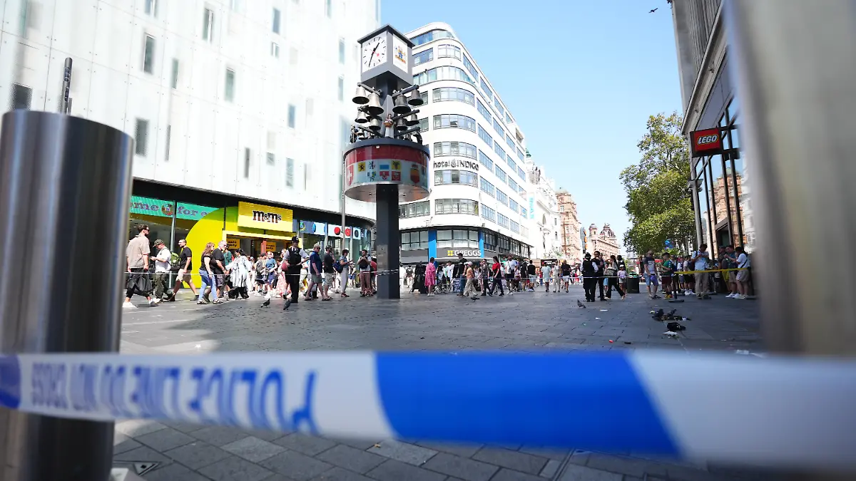 Polizisten haben den Tatort in London abgesperrt.